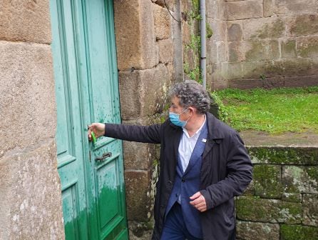 Fernández Lores abriendo la puerta del Convento de Santa Clara