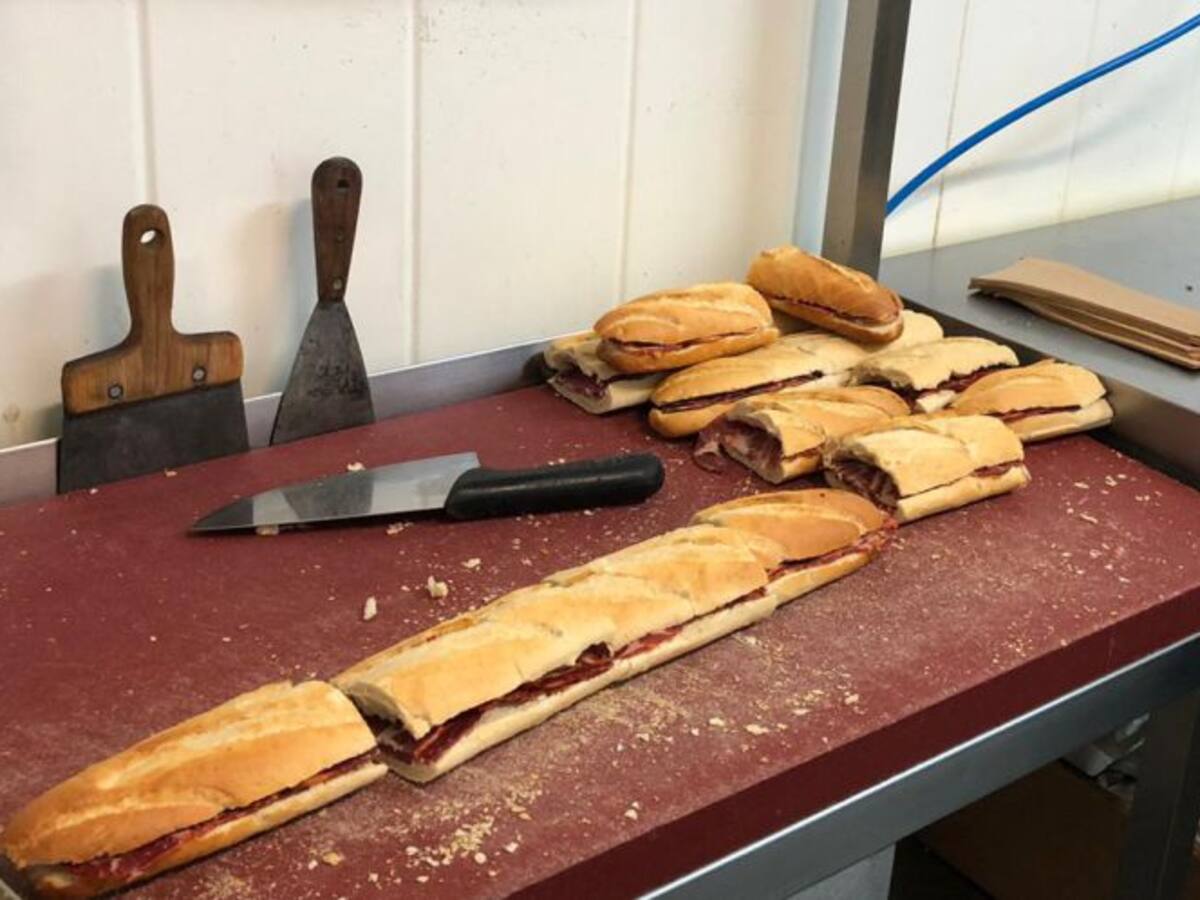 Una empresa de embutidos de Getafe reparte 600 bocadillos en el Severo Ochoa
