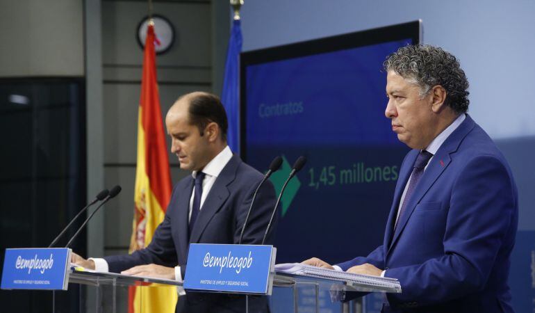 El secretario de Estado de Empleo, Juan Pablo Riesgo, junto al de Seguridad Social, Tomás Burgos