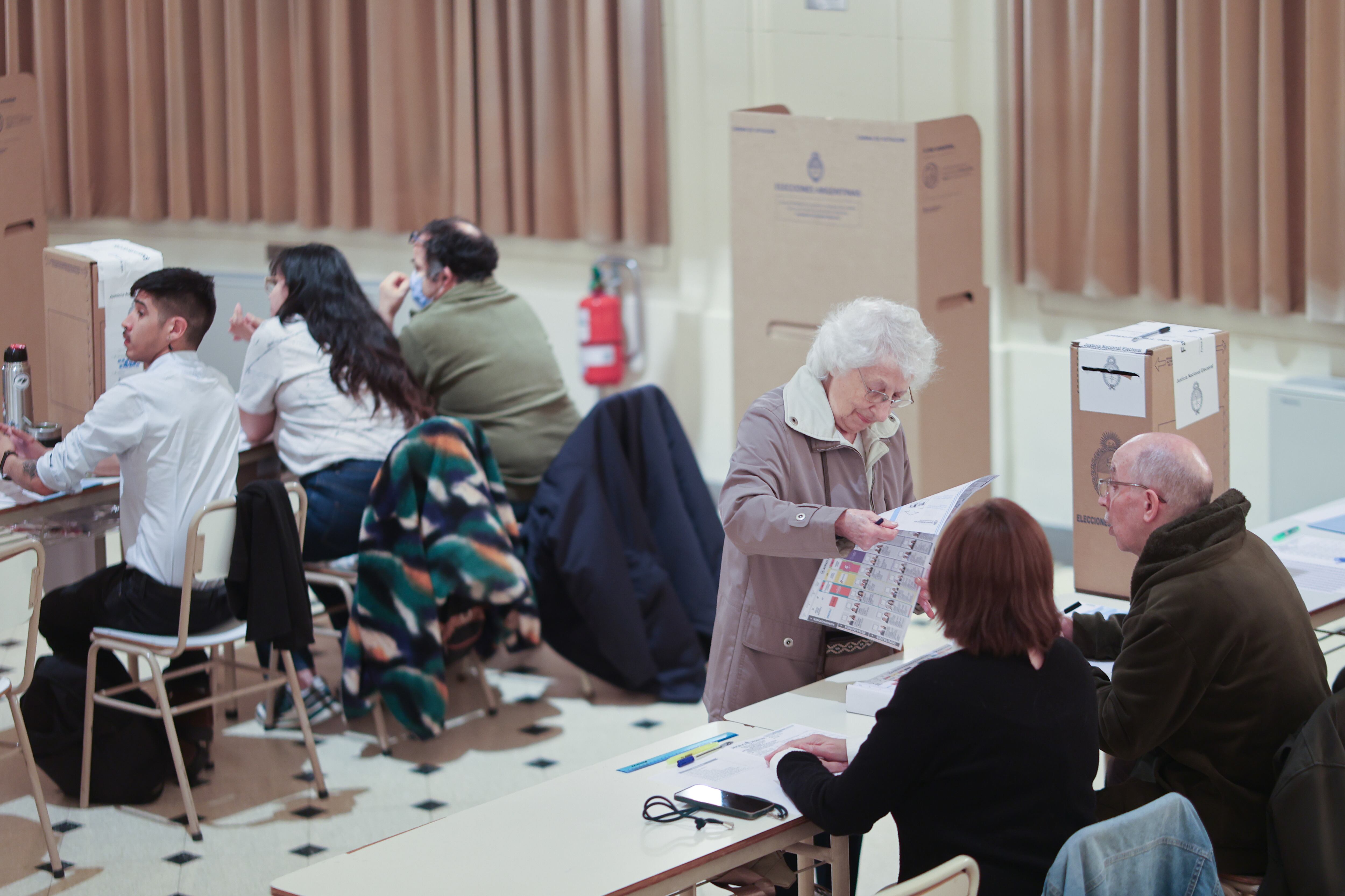 Varias personas asisten a centros de votación en la Ciudad de Buenos Aires hoy domingo al realizarse las elecciones legislativas a nivel nacional que eligen diputados y senadores en la república Argentina.