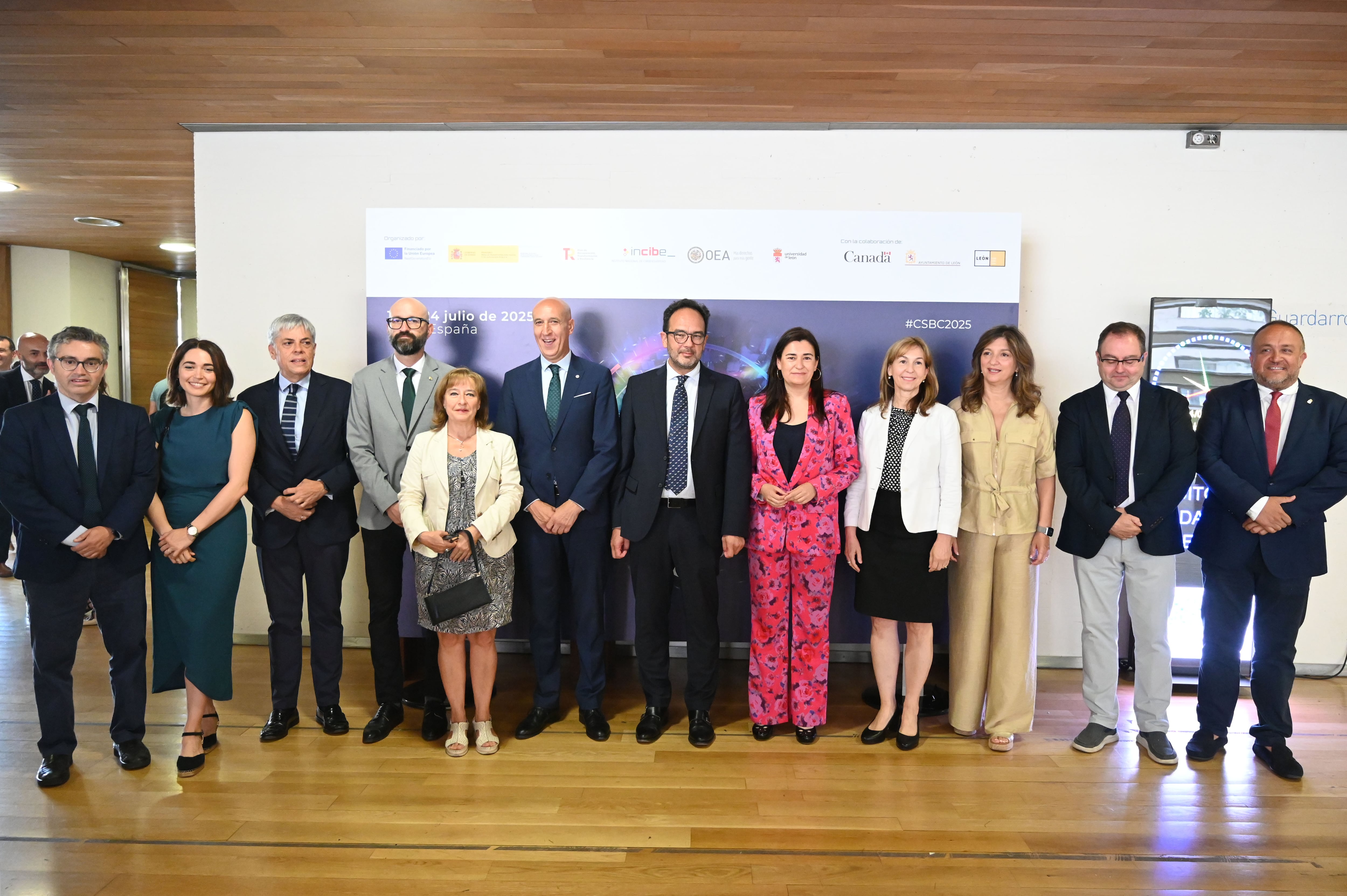 LEÓN, 14/07/2025.- El secretario de Estado de Telecomunicaciones e Infraestructuras Digitales, Antonio Hernando (6d), posa para la foto de familia durante la inauguración del Cybersecurity Summer BootCamp 2025, un evento internacional de referencia para la capacitación de expertos en ciberseguridad, que está organizado por el Instituto Nacional de Ciberseguridad (INCIBE), este lunes en León. EFE/J.Casares