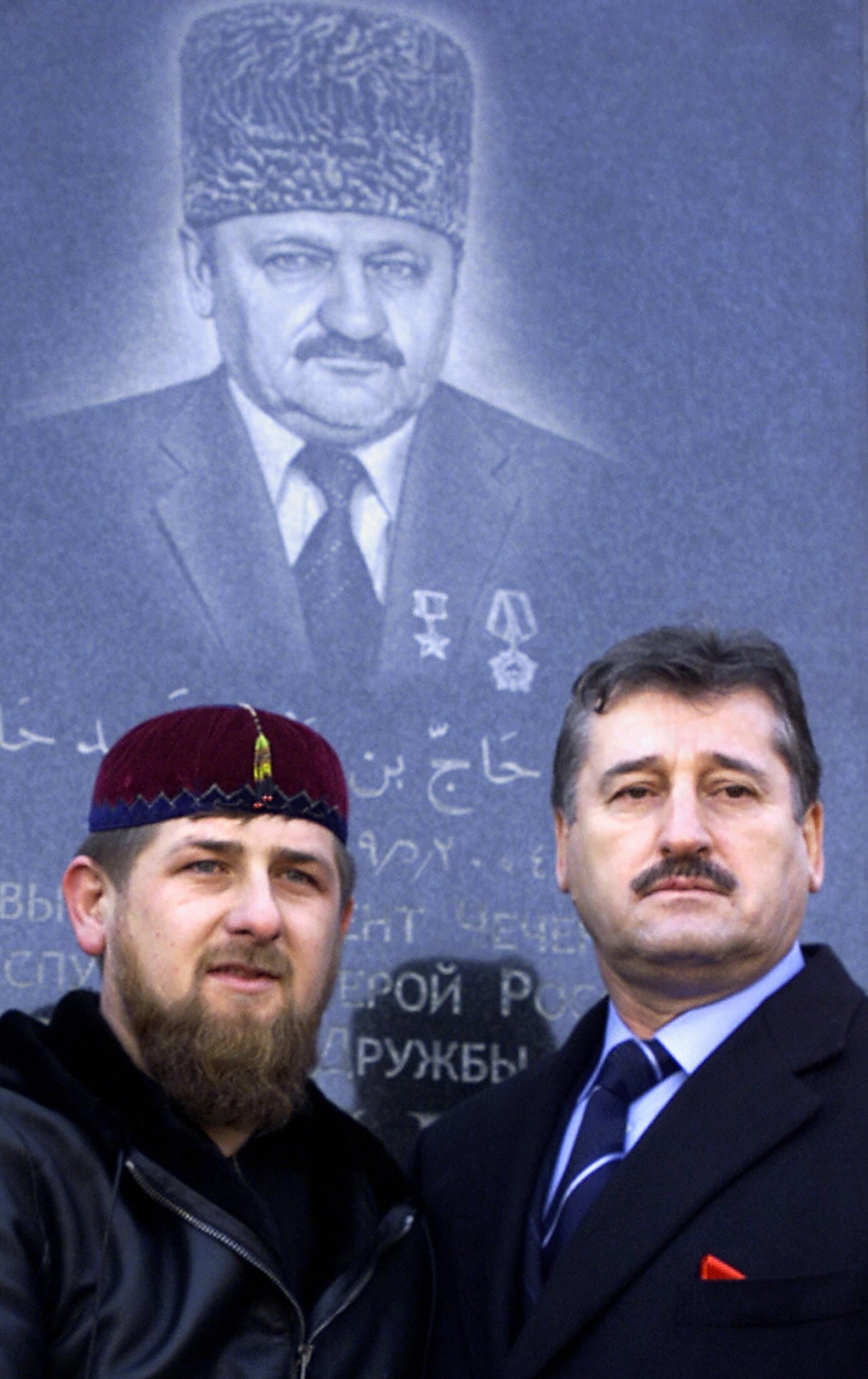 Ramzan Kadyrov ante la placa conmemorativa de Ajmat Kadirov en Grozni, el 10 de febrero de 2005, durante la ceremonia de inauguración de la escuela secundaria que lleva el nombre de su padre, el expresidente checheno Ajmat Kadirov.