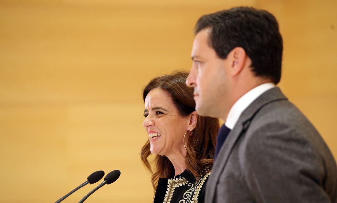 Los portavoces parlamentarios de PP y Cs, Raúl de la Hoz y Ana Carlota Amigo, explican los detalles de la comisión paritaria creada para analizar el sector público autonómico de Castilla y León 