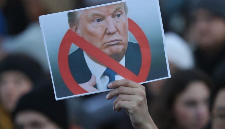 Un cartel mostrado en una protesta contra la elección de Donald Trump como presidente de los EEUU.