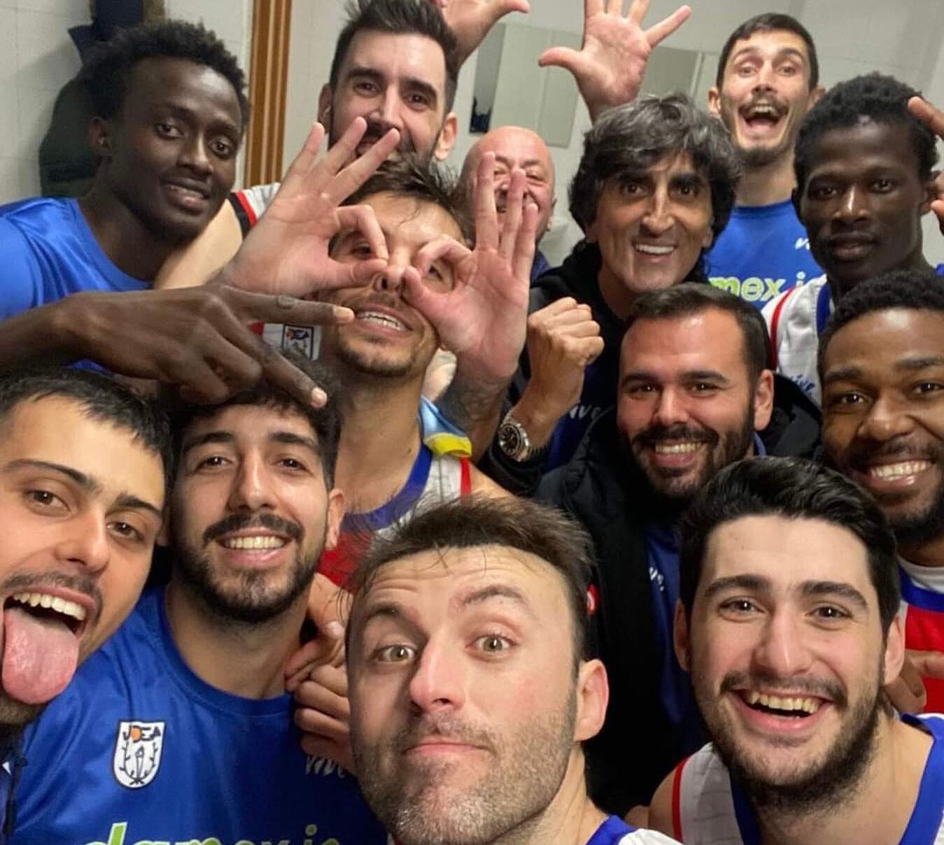 La plantilla celebra el triunfo