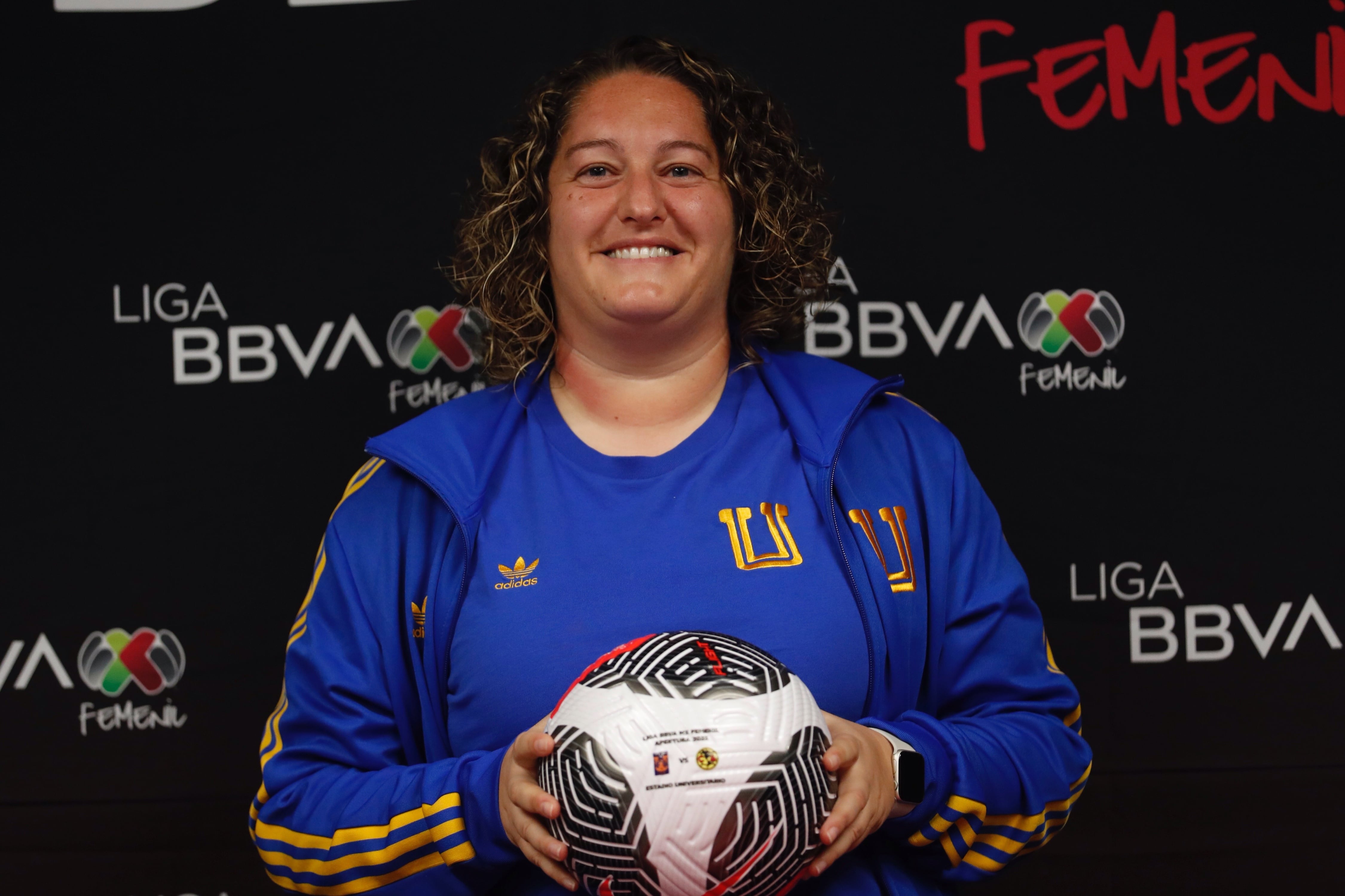 MEX2569. CIUDAD DE MÉXICO (MÉXICO), 23/11/2023.- La entrenadora Milagros Martínez de Tigres UANL posa hoy en una rueda de prensa previa a la final del torneo Apertura 2023 de la Liga MX Femenil, en Ciudad de México (México). La española Milagros Martínez, entrenadora del Tigres UANL del fútbol femenino de México, aseguró este jueves que su equipo está mentalizado en ser campeón del torneo Apertura 2023 y saldrá a provocarlo en la final contra el América. EFE/Sáshenka Gutiérrez
