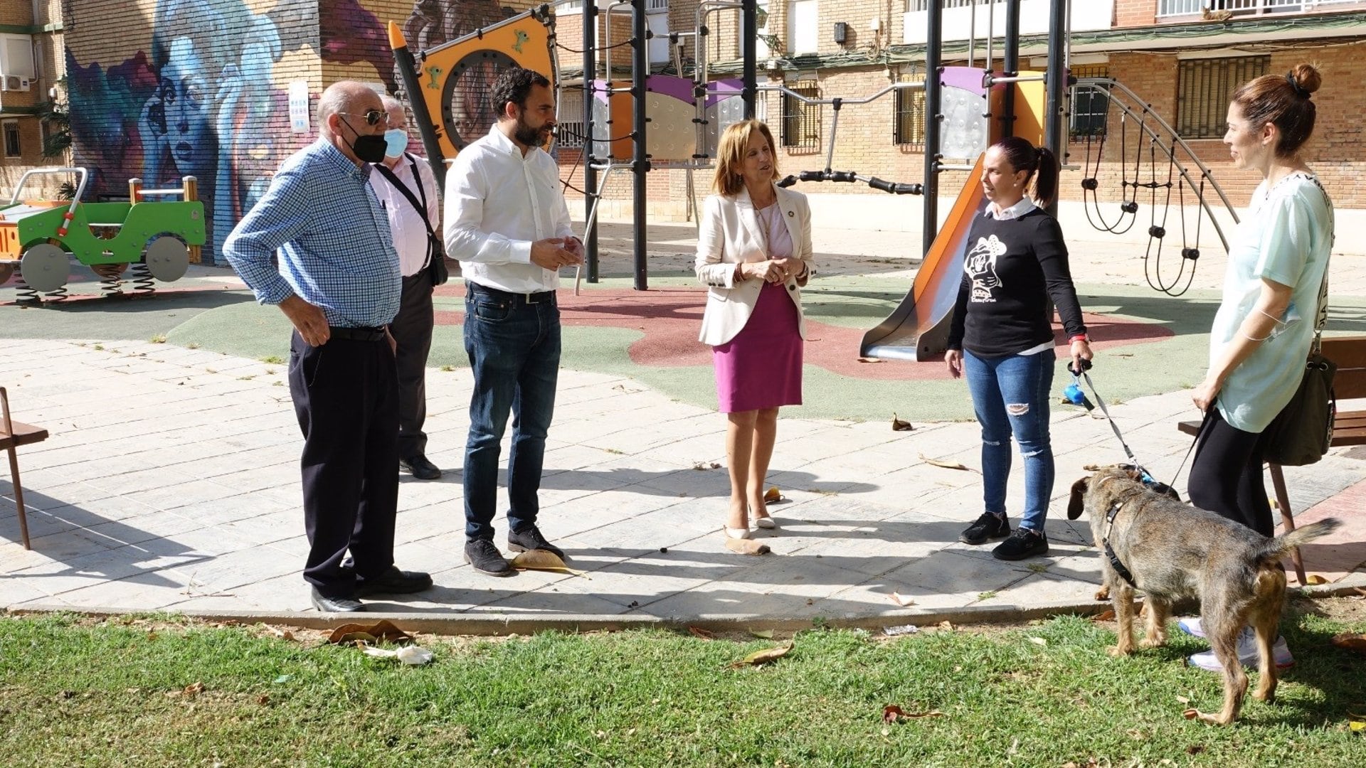 El portavoz municipal socialista, Daniel Pérez, y la viceportavoz socialista, Begoña Medina, en compañía de vecinos de Puerta Blanca, en el distrito de Carretera de Cádiz de la capital, en la plaza César Álvarez Dumont