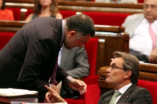 Artur Mas parlant amb Joan Puigcercós després de la réplica d&#039;ERC, al Parlament de Catalunya