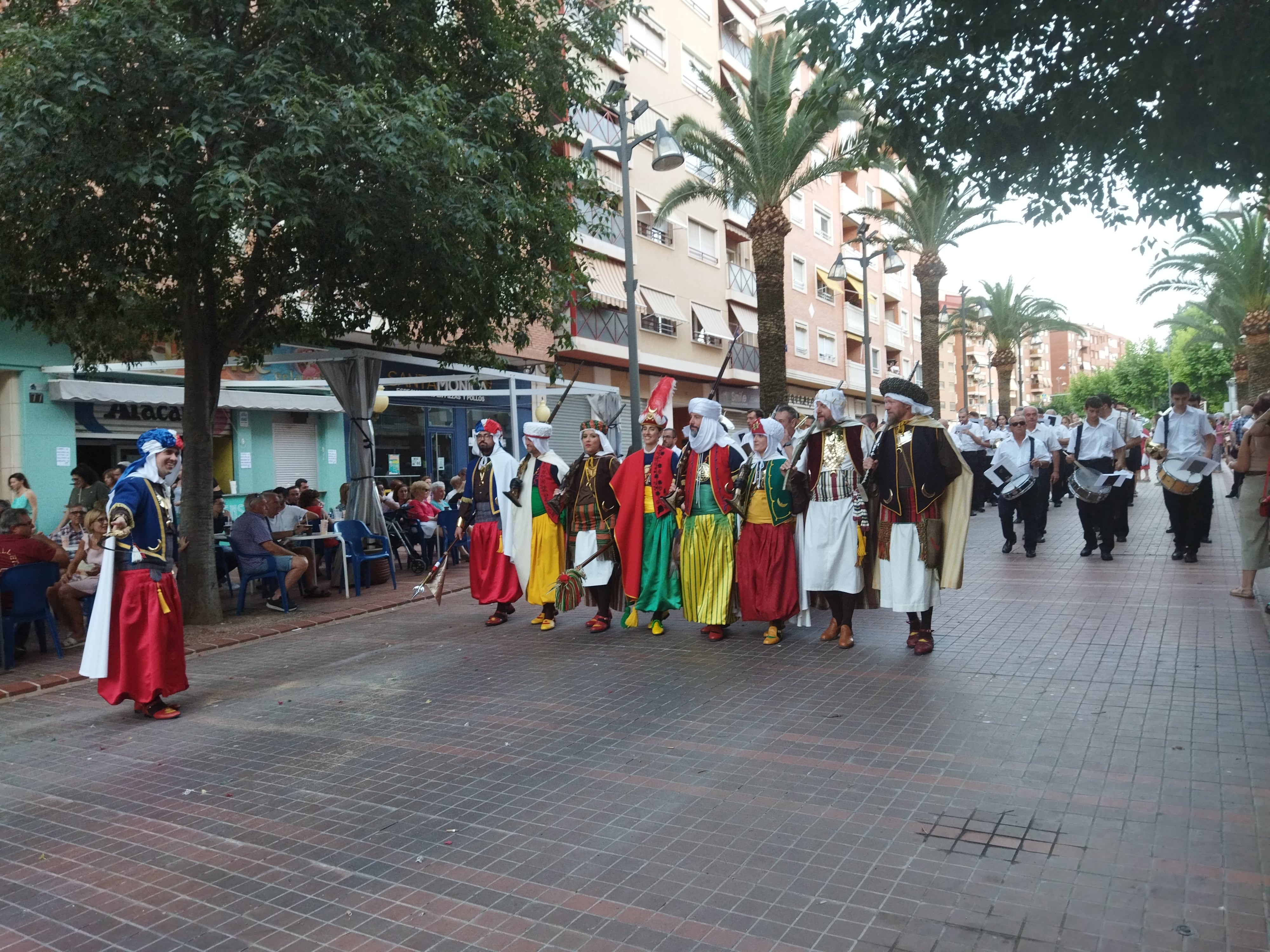 Los representantes del bando moro publicando las Fiestas en honor a San Hipólito durante su paso por el Passeig del Comtat.