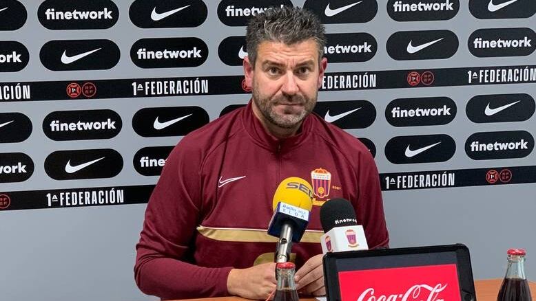 Fernando Estévez, entrenador del Eldense, no se podrá sentar en el banquillo el próximo domingo