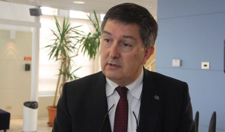 Primer pla del rector de la URV, Josep Anton Ferré, parlant. Imatge del 26 de novembre de 2015. (Horitzontal)