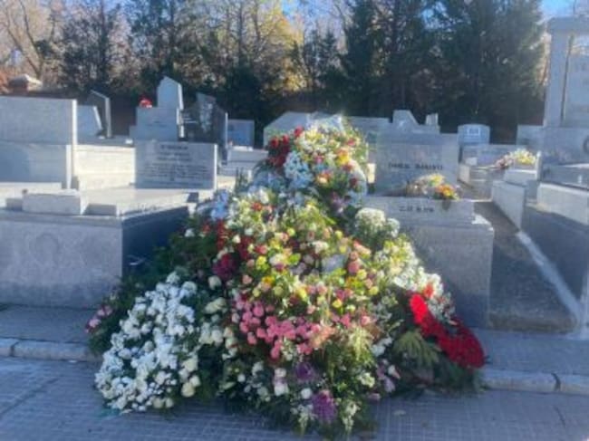 Imagen de la sepultura de Almudena Grandes cubierta de flores en el cementerio civil de Madrid, el viernes 3 de diciembre de 2021.