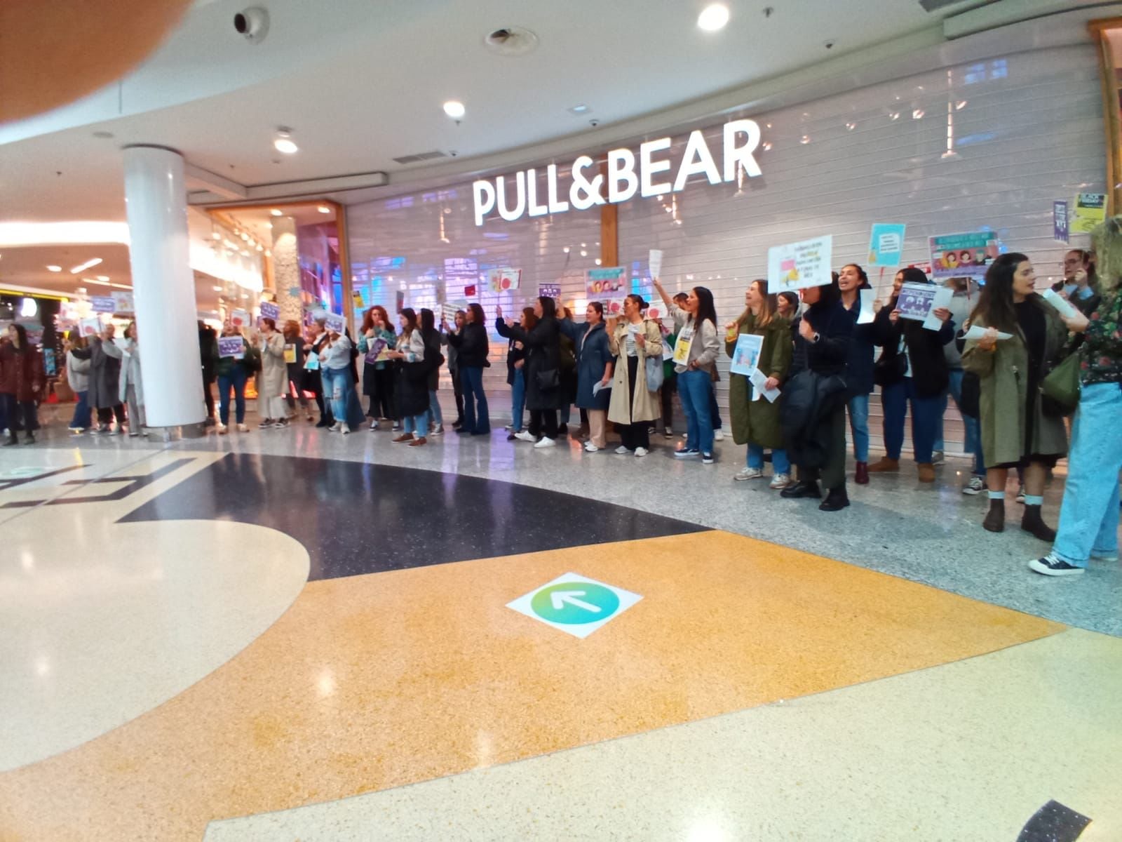 Concentración este viernes en el interior del centro comercial