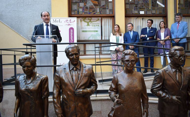 El presidente de la Fundación Cepa, Carlos Fernández González, se dirige a los asistentes durante el acto de inauguración del nuevo Museo de la Emigración Leonesa