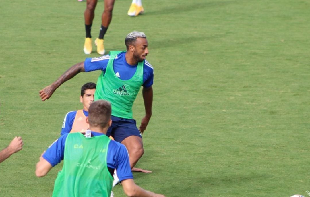 Carlos Akapo durante un entrenamiento con el Cádiz