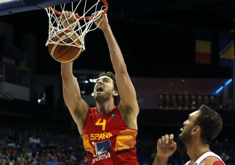 El pívot de la selección española Pau Gasol anota ante Semih Erden, de Turquía