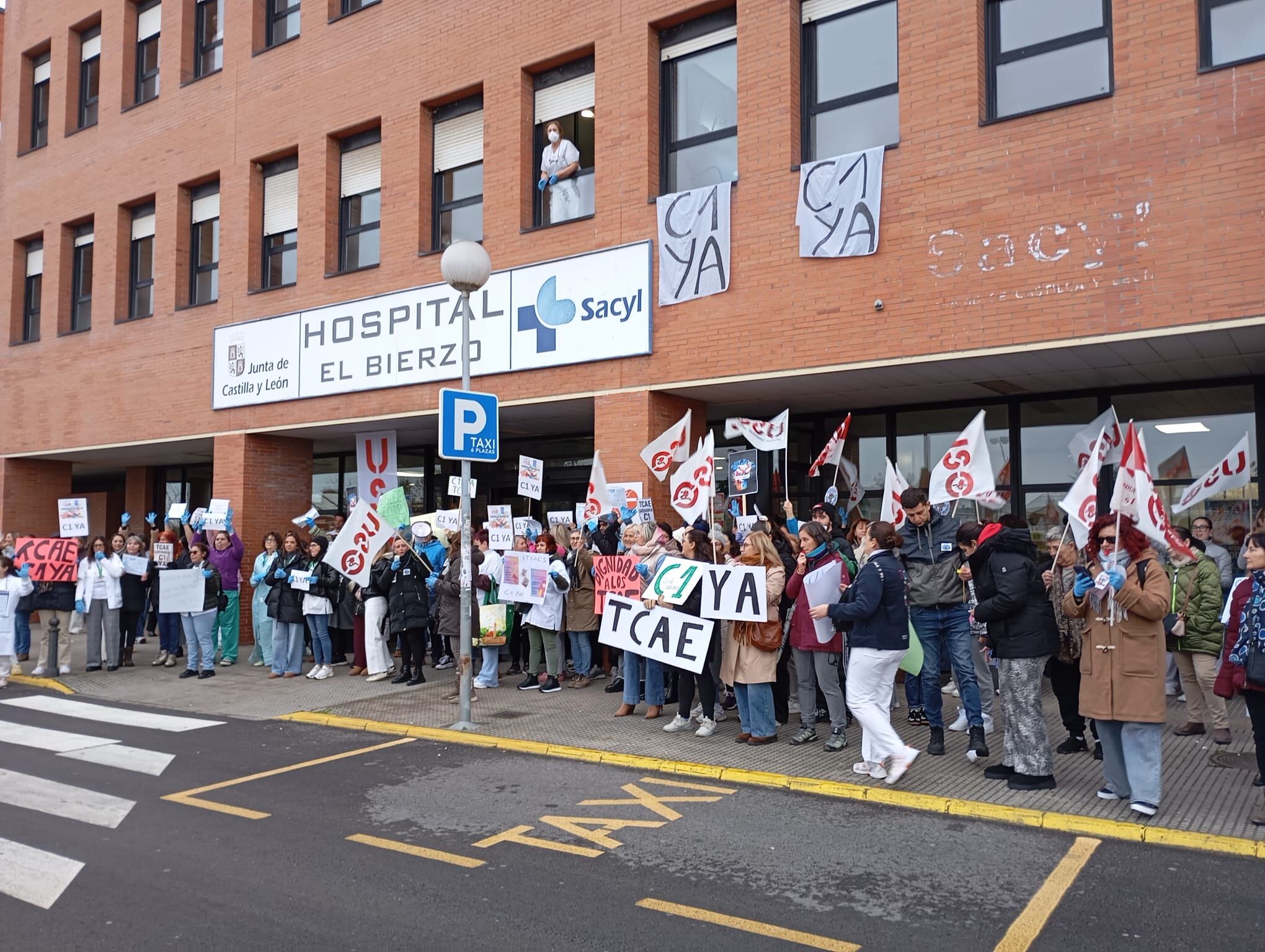 Protesta a las puertas del Hospital del Bierzo