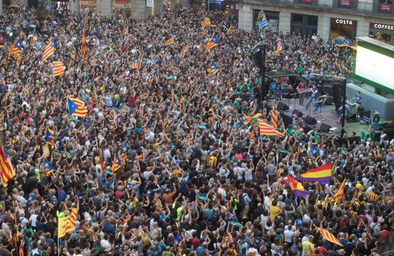 Unas 6.000 personas, según la Guardia Urbana, se han concentrado esta tarde espontáneamente en la plaza de Sant Jaume de Barcelona.