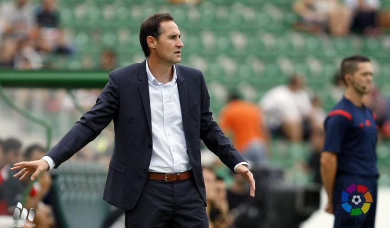 Vicente Moreno dóna instruccions als seus jugadors a Elx