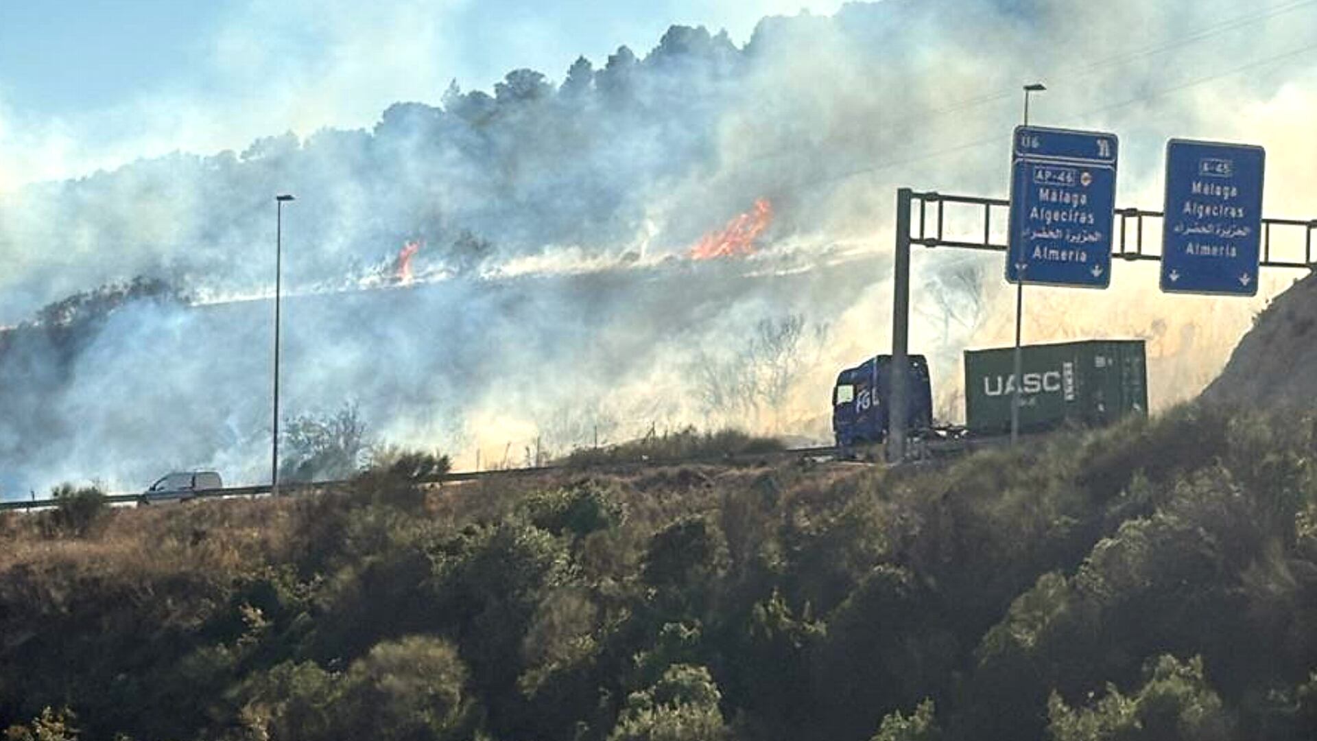 Incendio en la autovía A-45 a la altura de Villanueva de Cauche