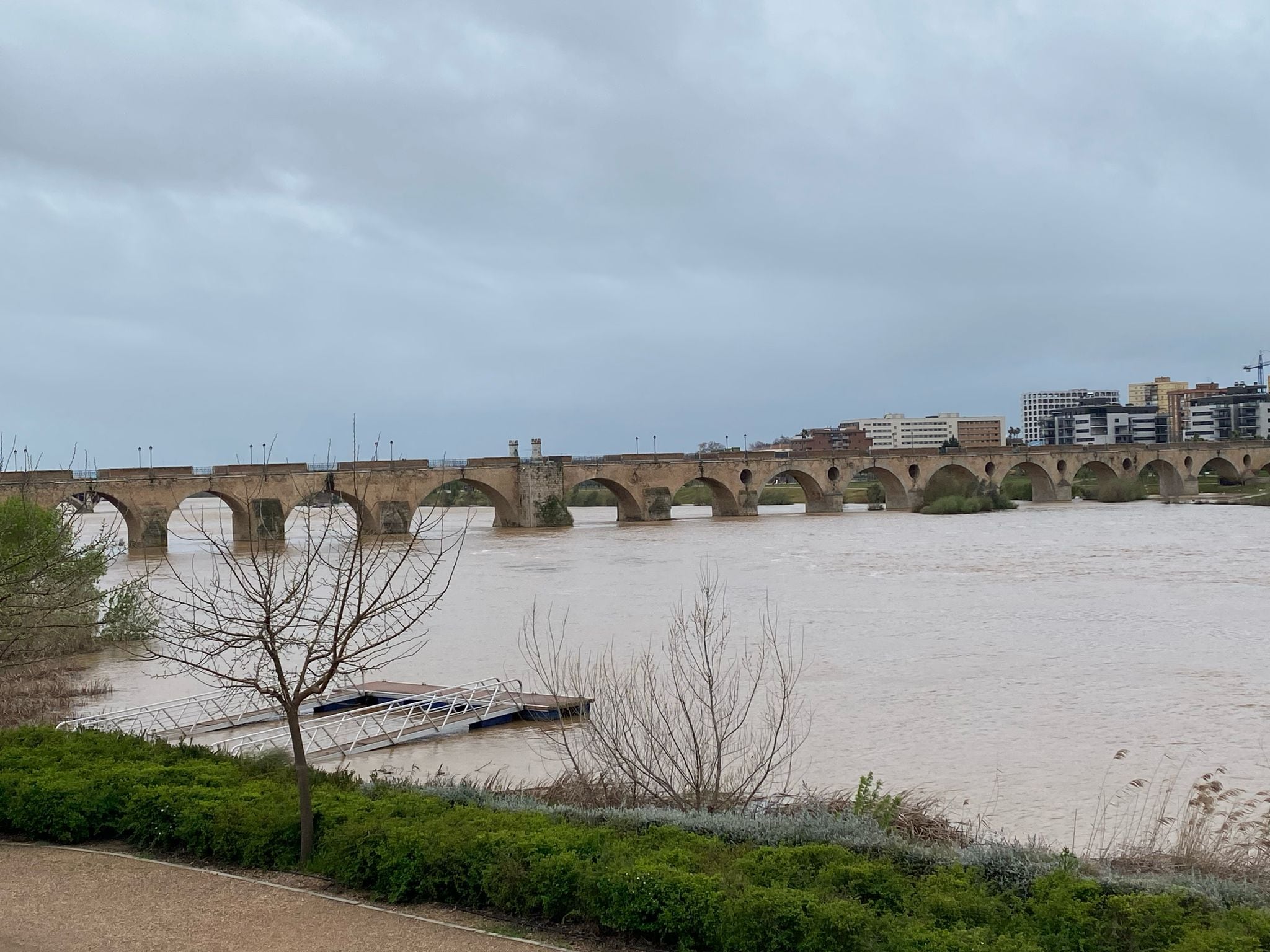 Crecida del rio Guadiana a su paso por Badajoz