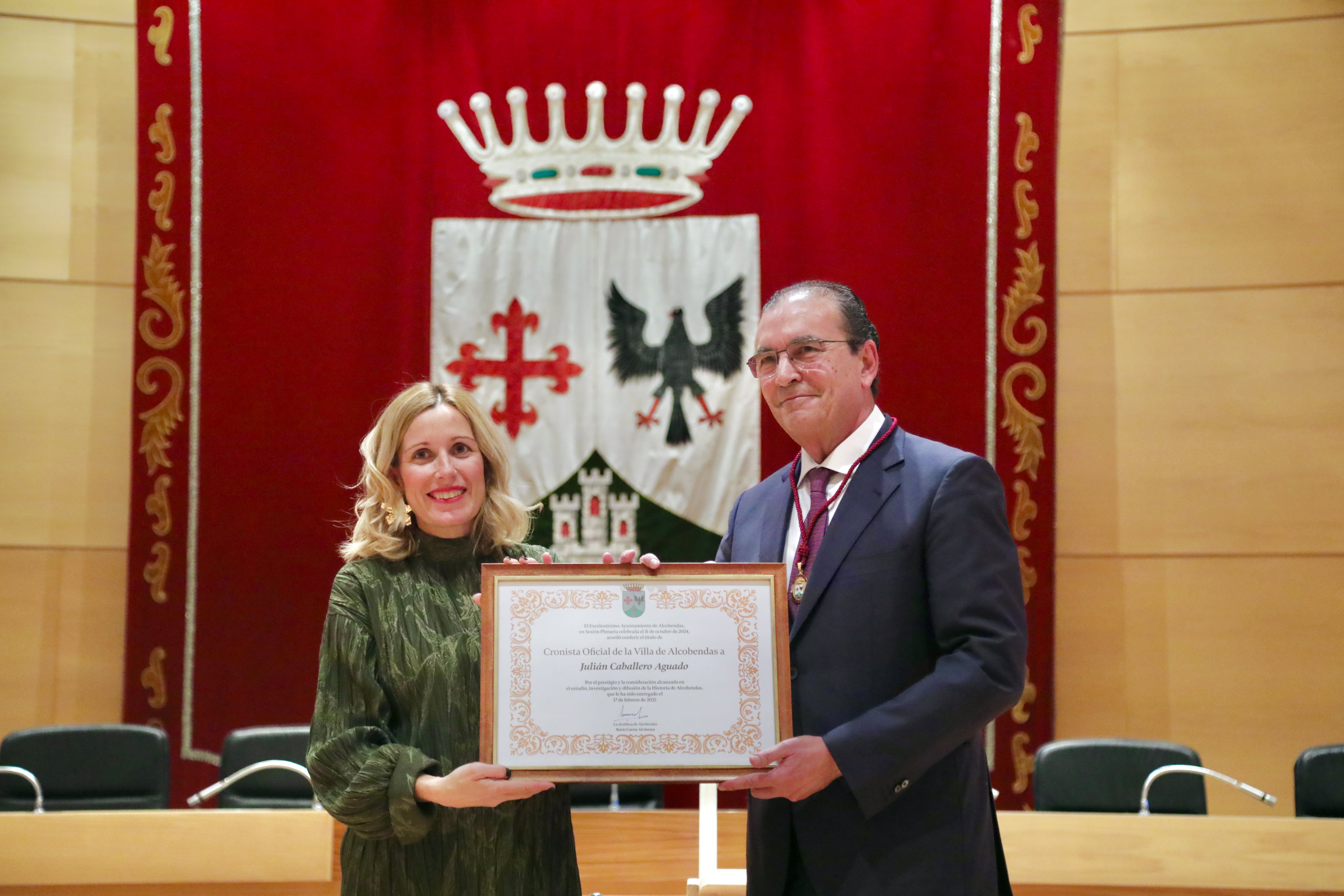 La alcaldesa de Alcobendas, Rocío García, junto al nuevo cronista de la ciudad, Julián Caballero