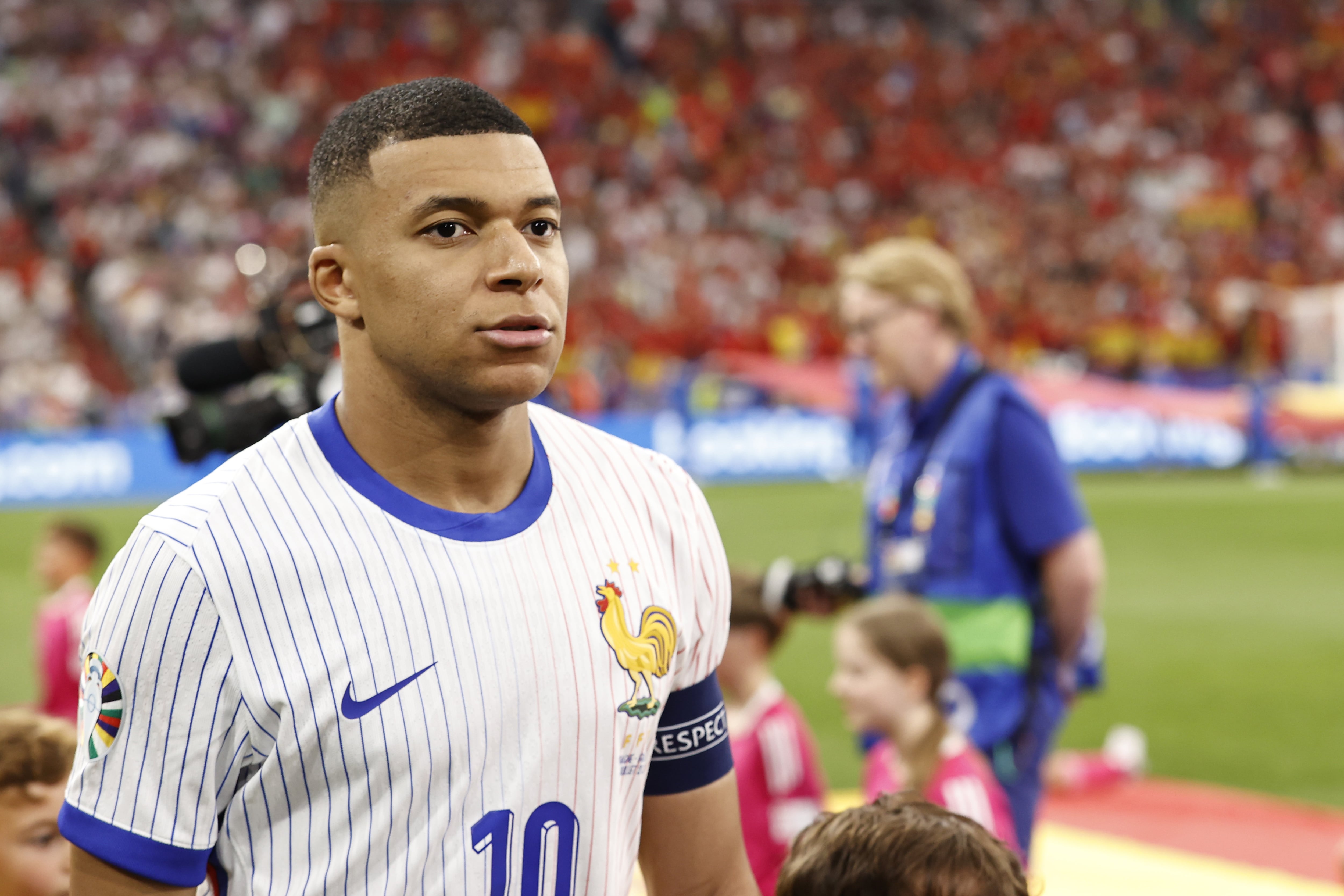 Kylian Mbappé antes de empezar el encuentro de las semifinales de la Eurocopa entre España y Francia