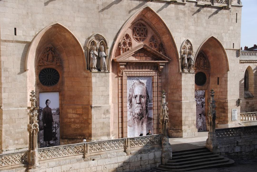 Recreación de las nuevas puertas diseñadas por Antonio López para la fachada de la Catedral en la Plaza de Santa María