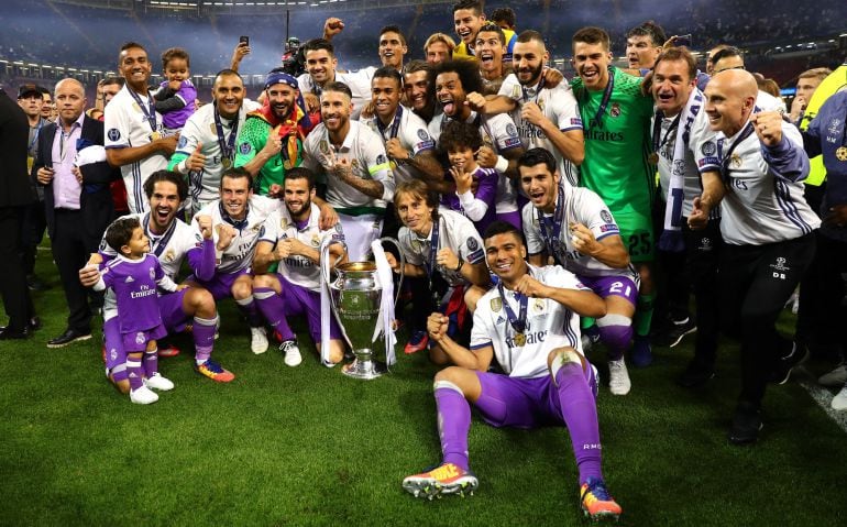 Los jugadores del Real Madrid celebran la Duodécima sobre el césped del estadio de Cardiff.