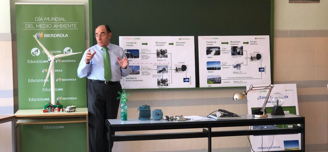 Ignacio Galán, presidente de Iberdrola, ha dado una clase de eficiencia energética a los alumnos del colegio leganense