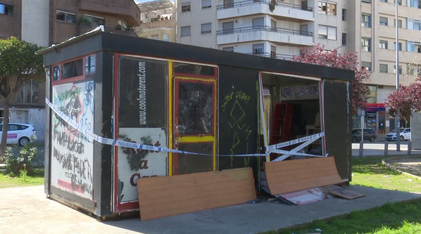 Caseta precintada en la estación de tren de Gandia