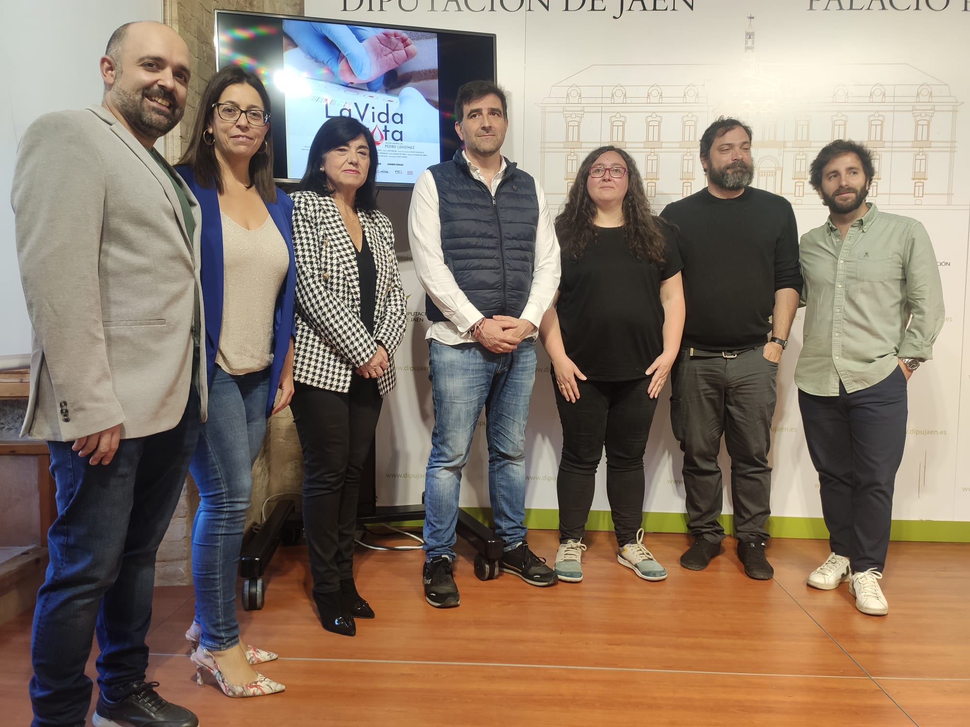 Equipo de la película &#039;La vida en una gota&#039; junto personal de la Asociación Masvisibles y la Diputación Provincial de Jaén en la presentación del film