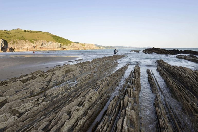 Vista de la playa de Itzurun de Zumaia, en la que se grabarán varias escenas de la popular serie &#039;Juego de Tronos&#039;.