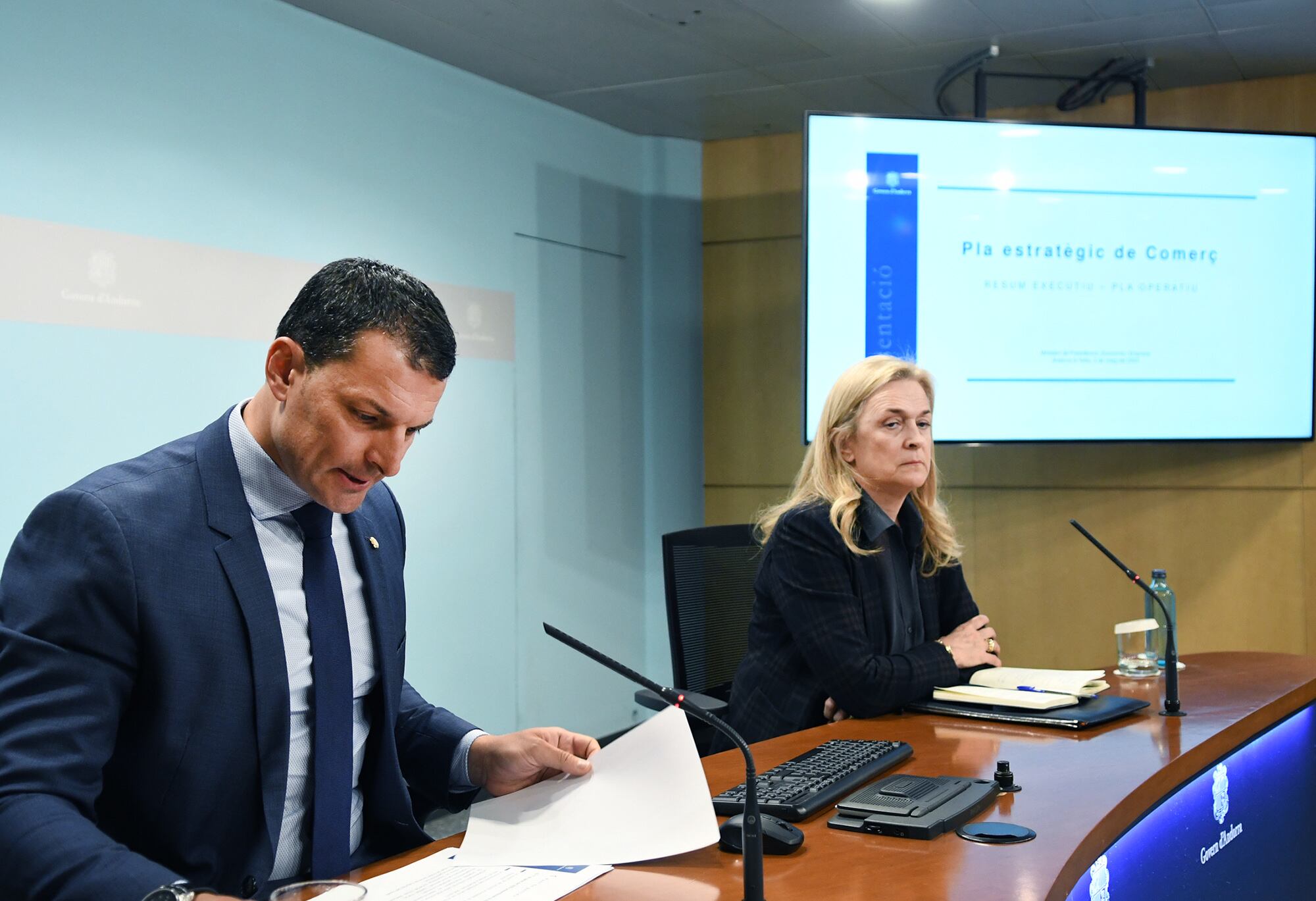 El ministre d'Economia en funcions, Jordi Gallardo, i la directora d'Intueri Consulting, maria Segarra