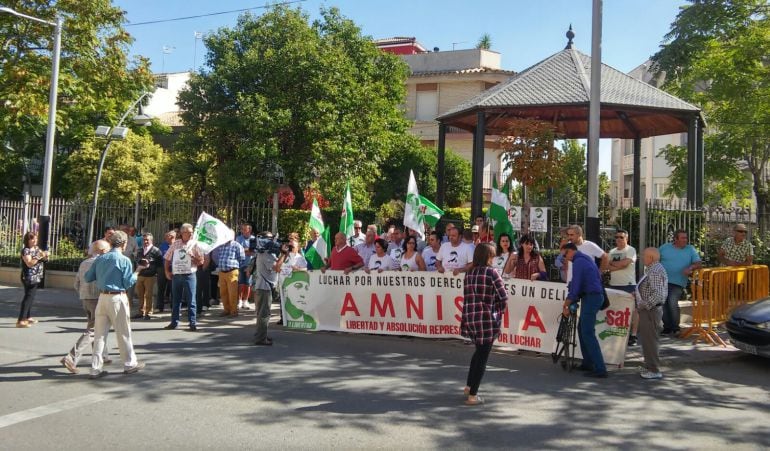 Momento de la concentración en el Paseo Primero de Mayo de Jódar