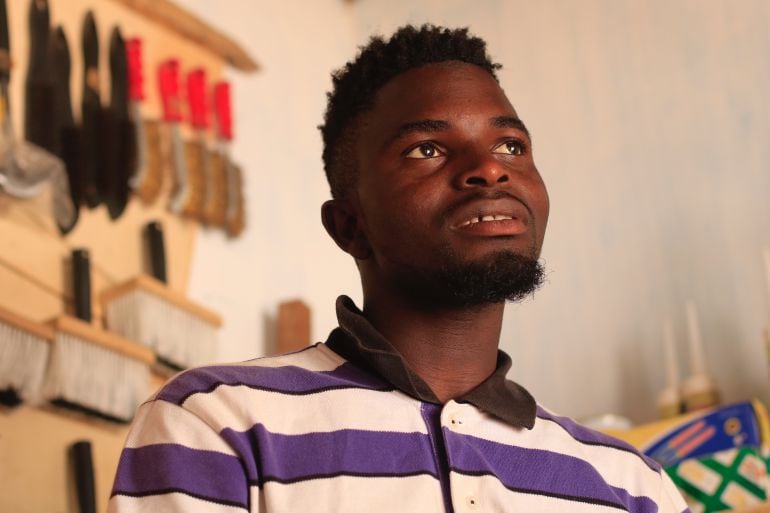 Ismael, en su tienda de materiales de construcción en Kartong, Gambia