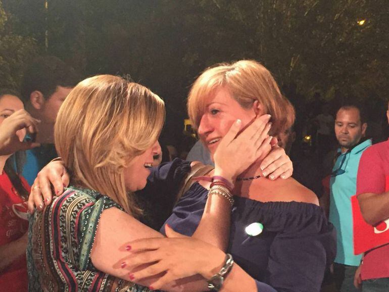 Susana Díaz (i) se abraza con la ex delegada de Empleo de la Junta, Marina Martín.