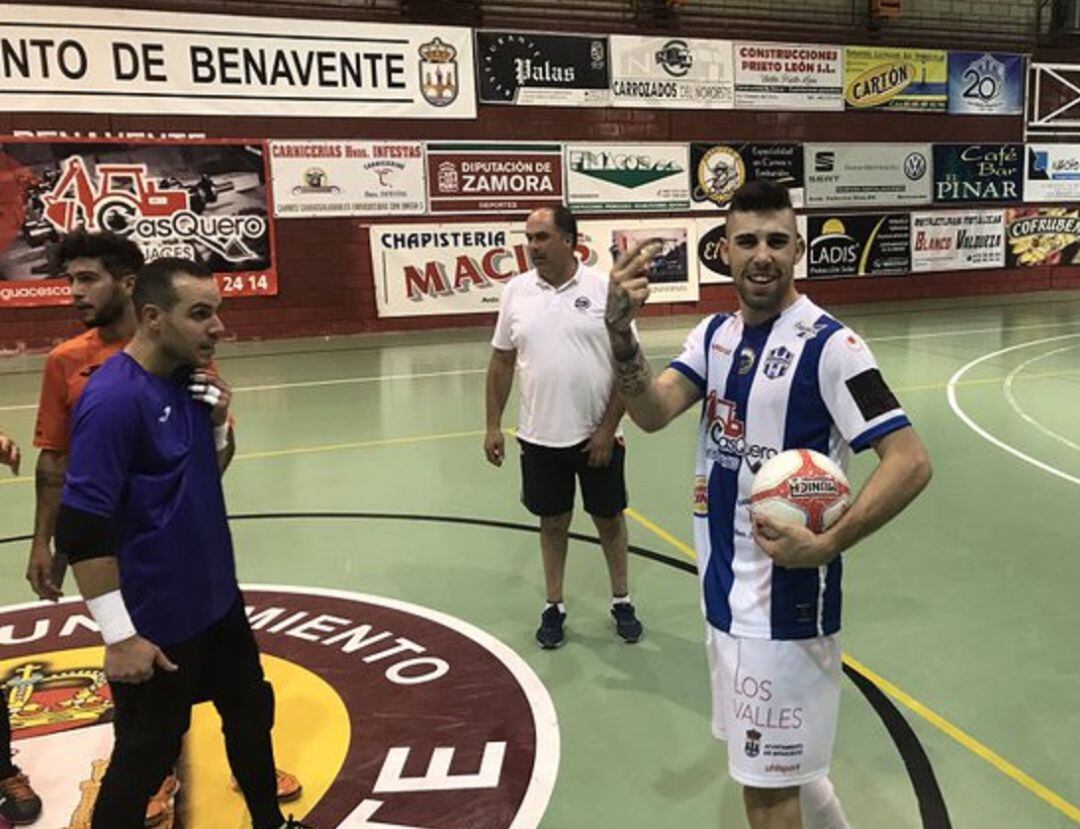 Malaguti con el balón del partido