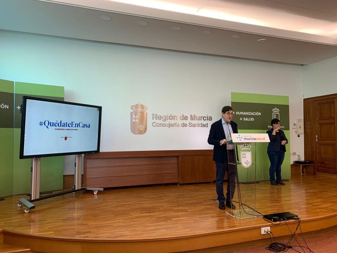 El consejero de Salud ve datos esperanzadores en la menor presión que hay en los centros hospitalarios