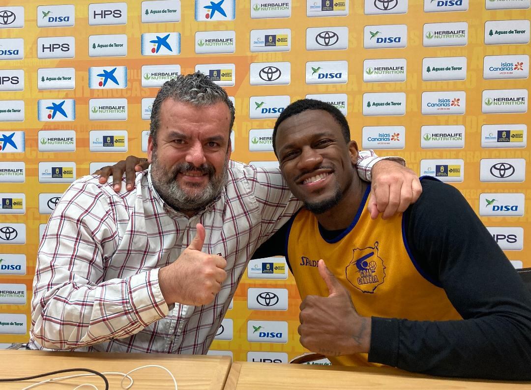 Rafa León (Cadena Ser Las Palmas), con el jugador del Gran Canaria Dylan Ennis