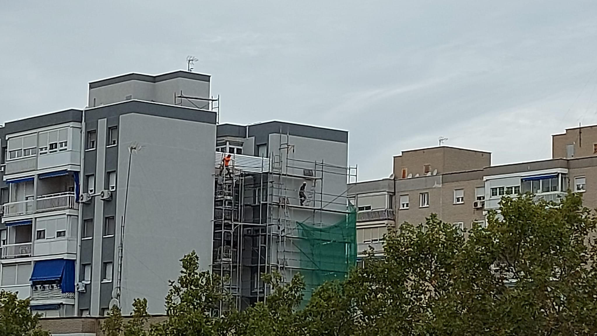 Dos de los trabajadores sobre un andamio en Fuenlabrada