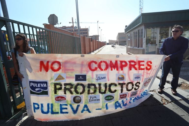 Trabajadores de Lauki se manifiestan frente a la fábrica de Valladolid