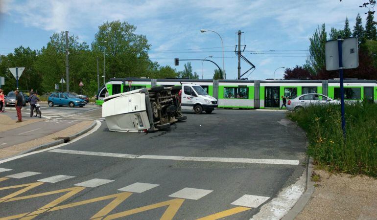 La furgoneta ha quedado volcada tras chocar con el convoy del tranvía