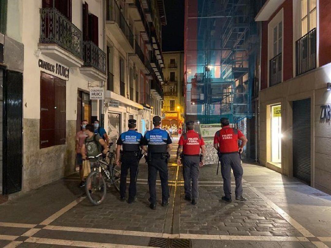 Patrulla conjunta de Policía Municipal de Pamplona y Policía Foral para controlar el cumplimiento de la normativa sanitaria