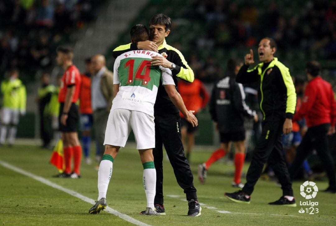 El jugador del Elche, Xavi Torres, le dedica su gol a Pacheta