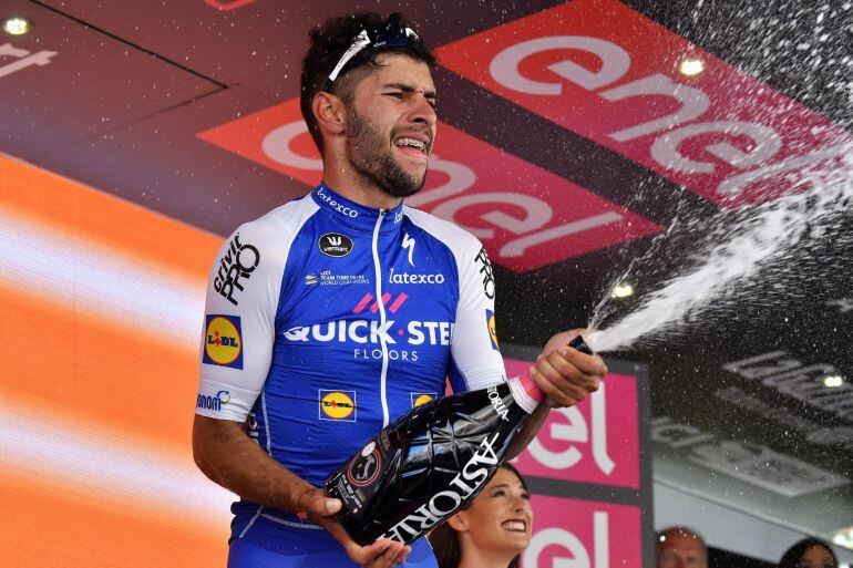 Fernando Gaviria celebra su victoria en la tercera etapa