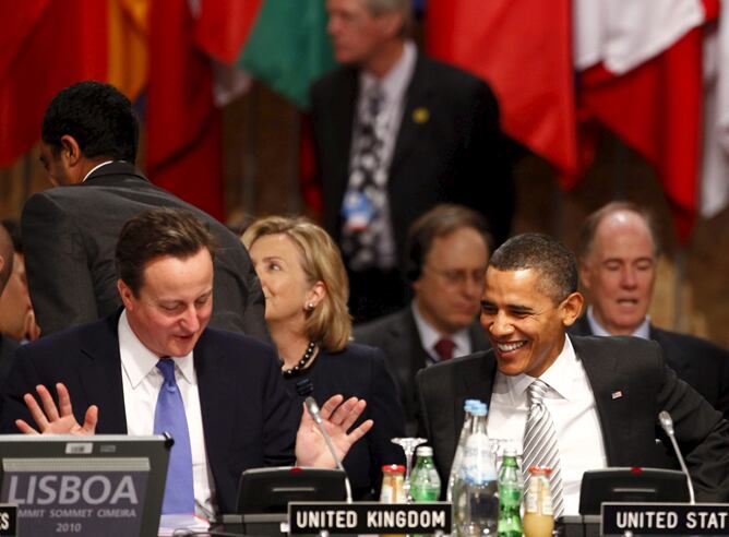 El primer ministro británico, David Cameron, conversa con el presidente estadounidense, Barack Obama, antes del comienzo de la segunda jornada de la Cumbre de la OTAN que se celebra en Lisboa