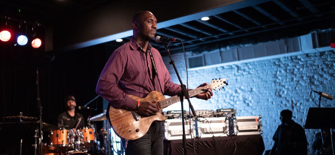 Cedric Burnside en una de sus actuaciones