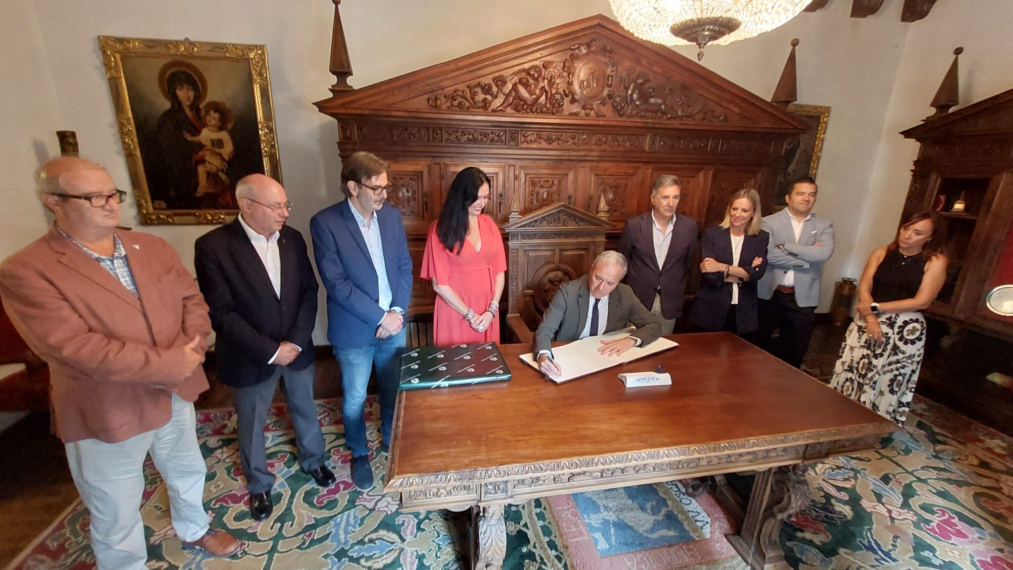 Jorge Azcón, firmando en el libro de oro del Ayuntamiento de Huesca