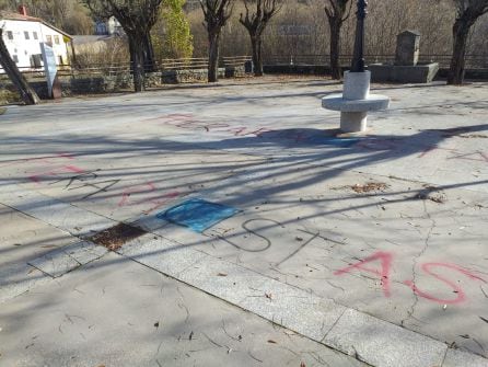 Pintada en la plaza de Somosierra